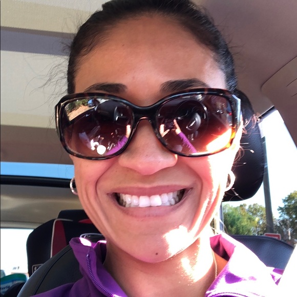 Meet your Posher, Claudia - Picture 1 of 1